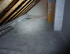 Izolace bytového domu s valbovou střechou